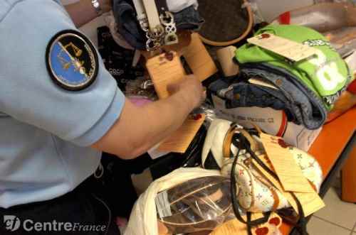 saisie-de-contrefacon-sacs-ceintures-et-habits-de-marque_2017